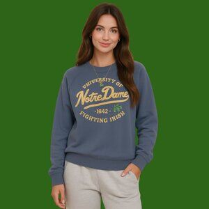 🍀 University of Notre Dame Fighting Irish Graphic Sweatshirt (Size M)
